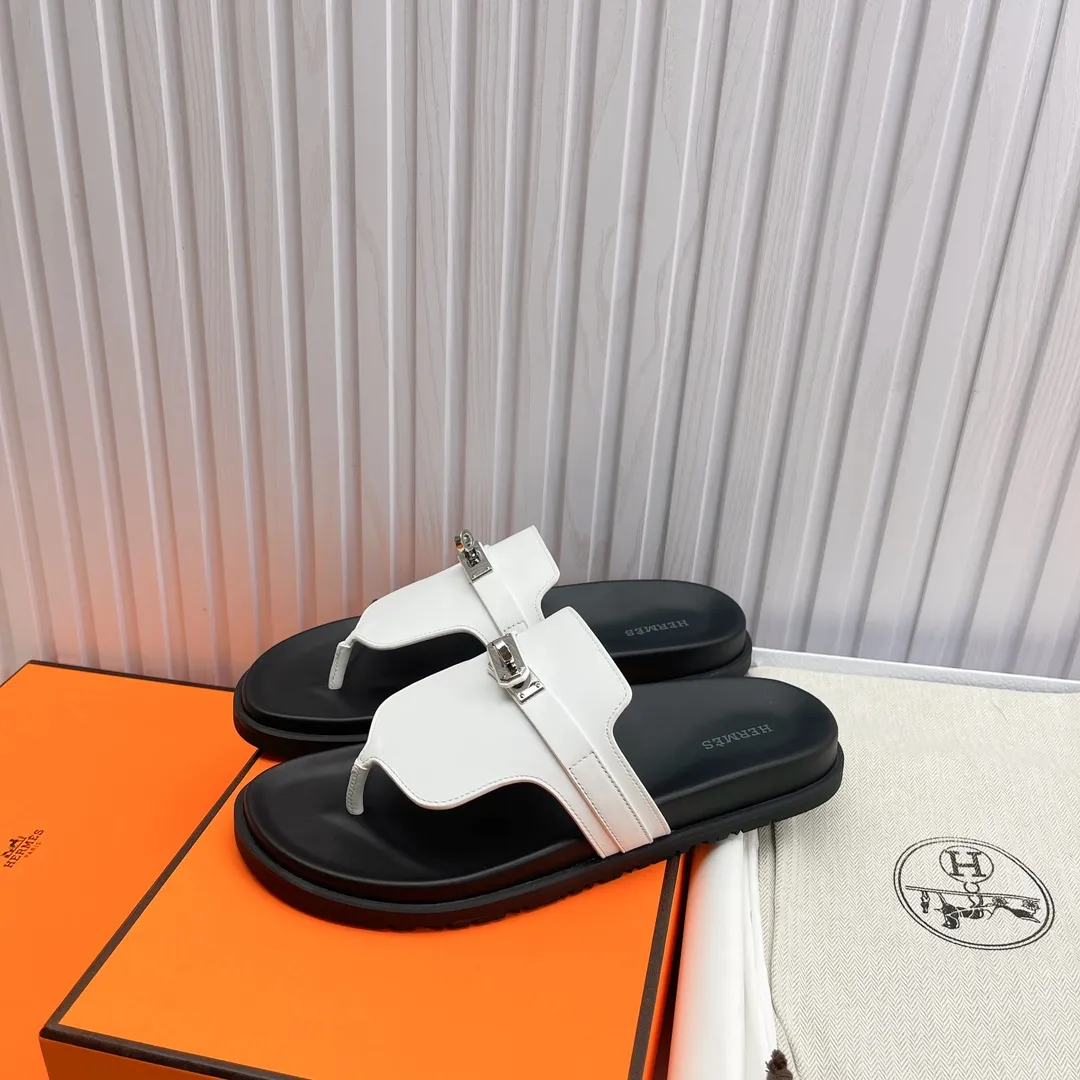👟👟Ex-factory price 480👟👟 High version of Hermes 🐎The extremely popular couple's second uncle slippers/the latest snake print sandals and slippers, paired with various colorful socks, so trendy!  ———————— Upper: imported cowhide/Lining: imported cowhide Outsole: Tpu non-slip and wear-resistant outsole Female 36-46.